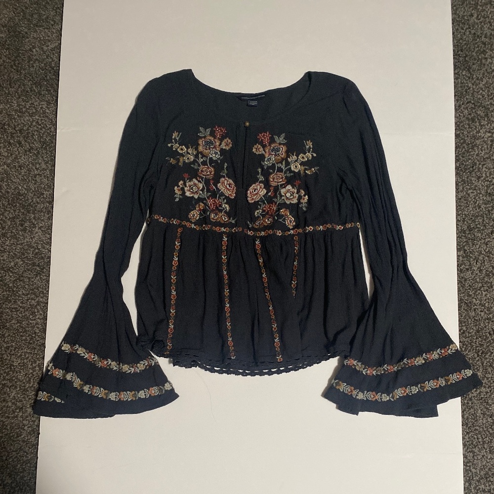 Womens XS American Eagle bohemian shirt gray with floral embroidery